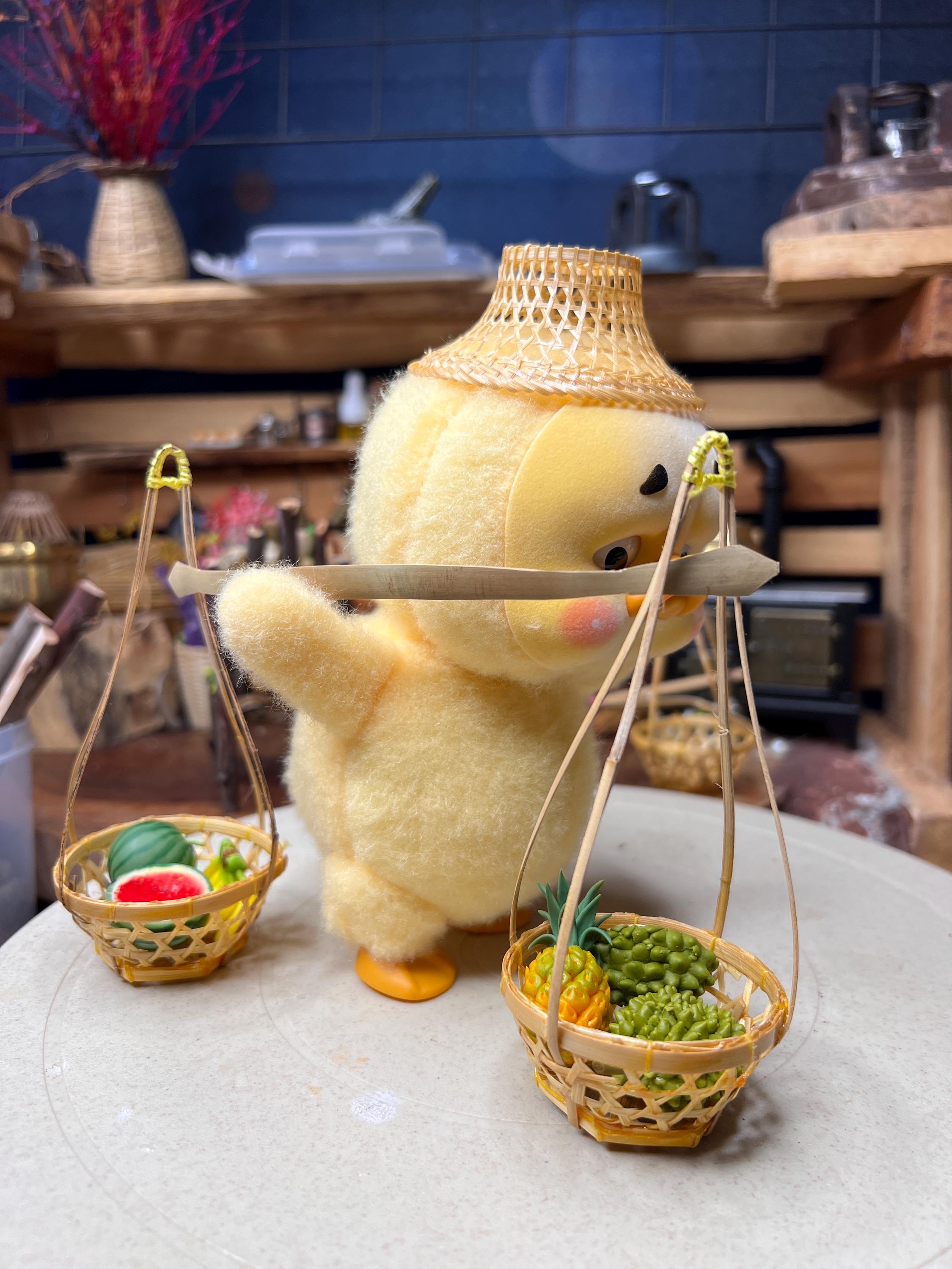 ミニチュア竹かご（持ち運び用ポール付き）、ヴィンテージアジアン