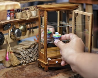 Vintage sydasiatisk miniatyrdisplayskåp: Dockhusbur med dörr och låda