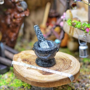 Granitminiatyrmortel och mortelstöt: Dekoration av dockhus i älvträdgården