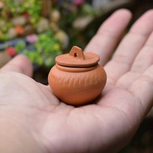 Miniaturowy dzbanek na wodę z pokrywką: styl południowoazjatycki