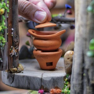 Encantadora olla de cerámica vintage en miniatura y estufa de cerámica: exquisita decoración del sur de Asia