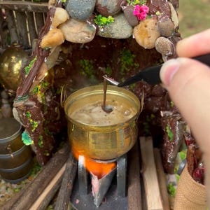Miniatur goldener Stahltopf mit Deckel - Funktionales Mini-Kochgeschirr