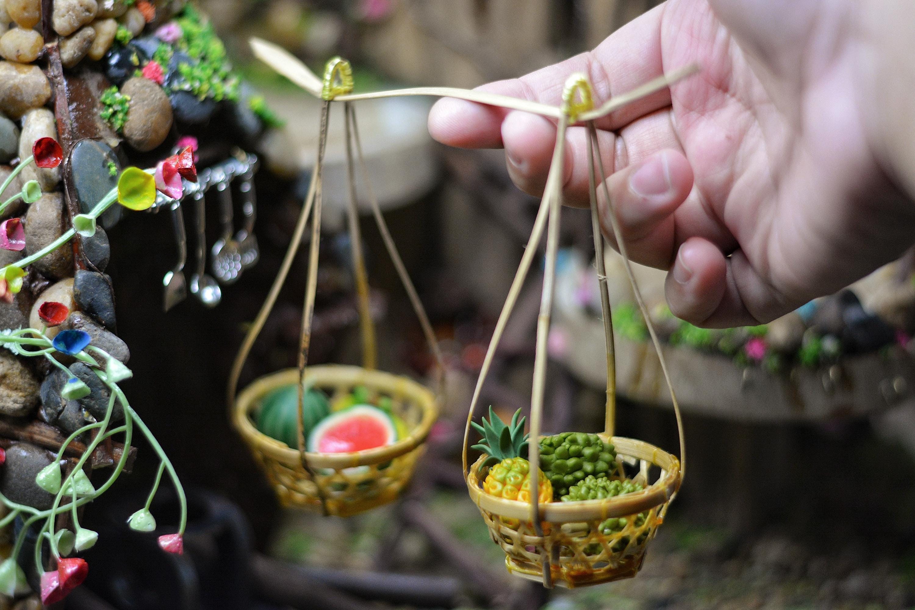 ミニチュア竹かご（持ち運び用ポール付き）、ヴィンテージアジアン