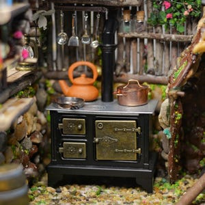 Miniature Vintage-Style Metal Range Cooker Stove – Dollhouse & Kitchen Decor