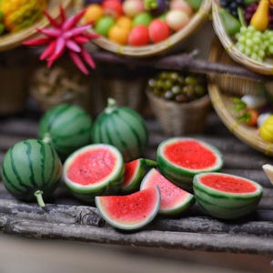 Pode incluir: Miniaturas de melancias, algumas cortadas para revelar o interior vermelho brilhante, são dispostas sobre uma superfície de madeira rústica. Os exteriores listrados em verde e branco contrastam com a vibrante polpa vermelha. Cestas de frutas em miniatura estão no fundo.