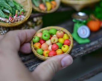 Mela in miniatura di argilla: accessorio alimentare a tema frutta per casa delle bambole.