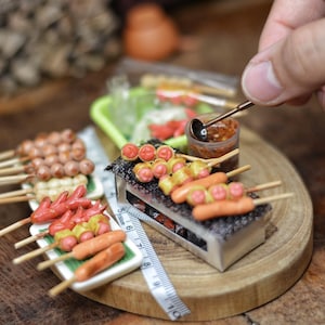 Conjunto de comida de rua em miniatura de argila – churrasco, almôndegas fritas, salsichas para decoração de loja ou casa de bonecas