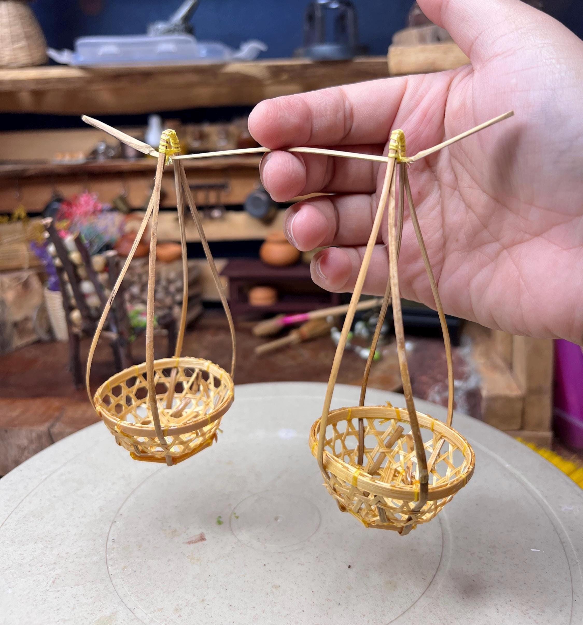 ミニチュア竹かご（持ち運び用ポール付き）、ヴィンテージアジアン