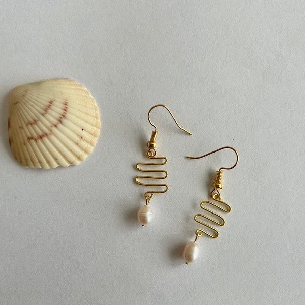 Gold wire earrings with pearl