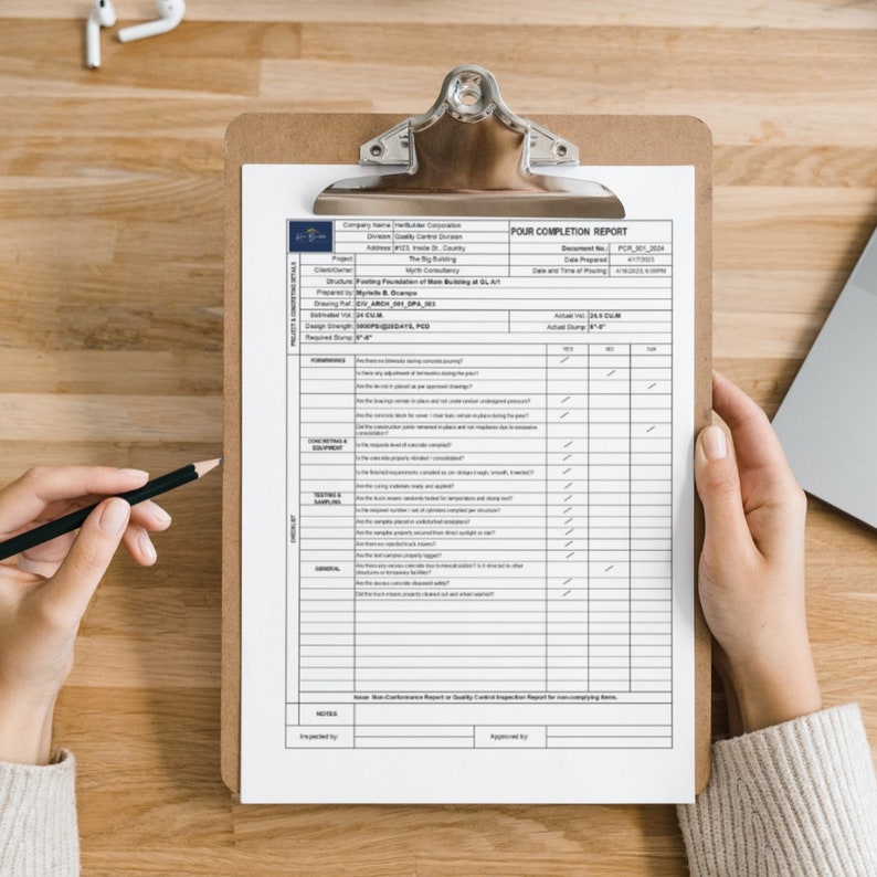 Peut inclure: Un presse-papiers blanc avec une liste de contr&ocirc;le intitul&eacute;e "Rapport de fin de coul&eacute;e" pour un projet de construction. La liste de contr&ocirc;le comprend des sections pour les performances, les d&eacute;tails et les &eacute;chantillons de b&eacute;ton, et la supervision. Le document est rempli avec des coches.