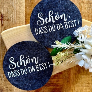 Sottobicchiere &quot;È bello che tu sia qui!&quot; | Sottobicchieri in feltro | Idea regalo | Sottobicchieri con scritta | Sottobicchieri in vetro | Sottobicchiere rotondo in feltro