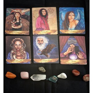 Empathie psychique et lecture intuitive, sur les cartes de tarot et l'oracle des anges lisant des questions spécifiques.  un peu de thème astral.