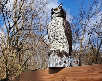 Ultra Realistic Owl Scarecrow 360-degree Rotating Head Fake Owl Decoy to Scare Birds Away from Gardens Rooftops and Patios 18" H