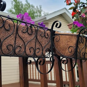 Black Metal Decorative Railing Shelf Hanging Flower Rack Basket Shelf with Hooks Outdoor Garden Balcony Fence Patio Railing Flower Holder