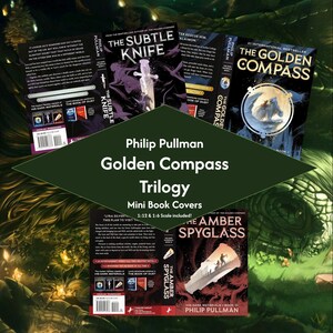 Peut inclure: Un ensemble de couvertures de livres miniatures pour la trilogie Golden Compass de Philip Pullman, incluant The Subtle Knife, The Golden Compass et The Amber Spyglass. Les couvertures présentent des illustrations sombres avec titres et texte, à l'échelle 1:12 et 1:6.