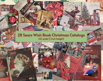 Può includere: Una collezione di 28 cataloghi natalizi Sears Wish Book in miniatura, ciascuno alto 2,54 cm. Il set presenta varie copertine di cataloghi vintage con immagini natalizie, tra cui Babbo Natale, alberi di Natale e bambini.