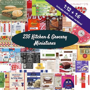 Könnte beinhalten: Eine Sammlung von 235 Miniatur-Etiketten und Verpackungsdesigns für Küche und Lebensmittel, darunter verschiedene Lebensmittelmarken, Snacks, Getränke und Backzutaten, erhältlich in den Maßstäben 1:12 und 1:6 für Bastelprojekte.