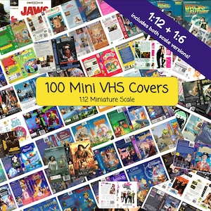 Könnte beinhalten: Eine Sammlung von 100 Miniatur-VHS-Hüllen mit verschiedenen Filmtiteln wie Jaws, Back to the Future und The Terminator. Das Set enthält Versionen im Maßstab 1:12 und 1:6 sowie den Text 100 Mini VHS Covers 1:12 Miniature Scale.
