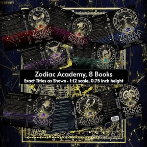 Puede incluir: Colección de ocho libros en miniatura titulados "Zodiac Academy", presentados sobre un fondo azul oscuro con un diseño de mapa celeste. Cada libro presenta un símbolo del zodiaco y el título "Zodiac Academy". El texto indica una escala de 1:12 y una altura de 1,9 cm.