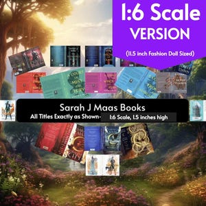 Op de afbeelding: Miniatuurboeken van Sarah J. Maas, schaal 1:6, 3,8 cm hoog. De afbeelding toont verschillende boekomslagen, waaronder "A Court of Mist and Fury" en "Crescent City". Tekst luidt "1:6 Scale Version (11.5 inch Fashion Doll Sized)".