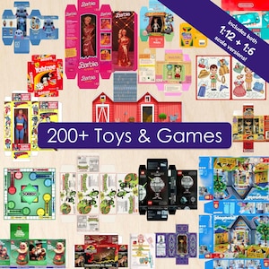 Op de afbeelding: Een verzameling van printbare miniatuur verpakkingen voor speelgoed en spellen, met iconische merken zoals Barbie, Superman, Yahtzee en Teenage Mutant Ninja Turtles. De set bevat 1:12 en 1:6 schaalversies van diverse dozen en spelborden.