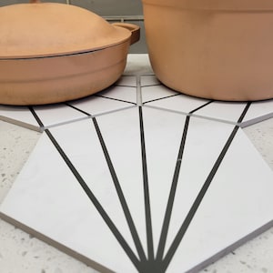 set med 3 porslinsunderlägg | hexagon med korkbaksida | svartvitt abstrakt geometriskt mönster