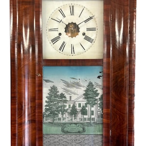 Könnte beinhalten: Antike Wanduhr aus Holz mit einem römischen Zifferblatt und einem gedruckten Bild eines Hauses mit dem Text "J.C. BROWN Esq.  RESIDENCE,  BRISTOL, CT."