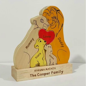 Puede incluir: Puzzle de madera de la familia del Rey León con Simba, Nala y Kiara. Las piezas del rompecabezas tienen forma de personajes y encajan para formar un corazón. La base del rompecabezas está grabada con "Hakuna Matata The Cooper Family".