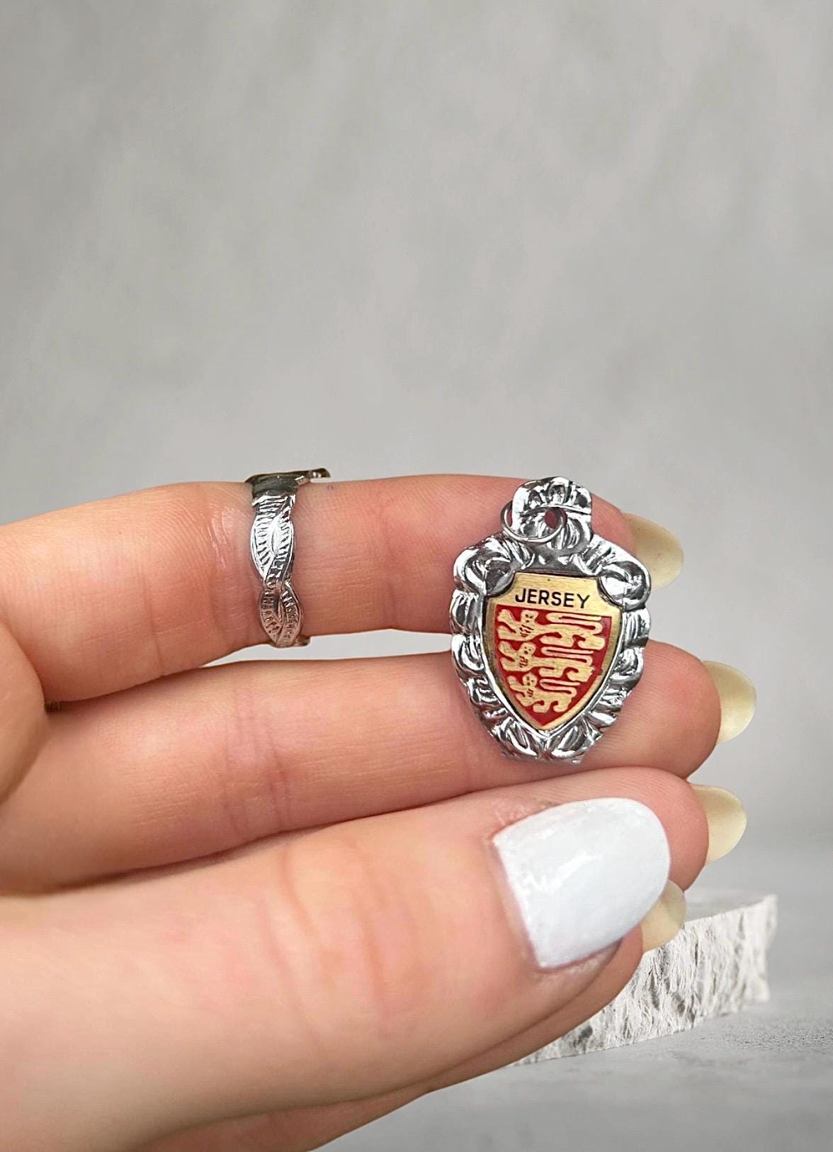 Pendentifs - Pendentif Médaille Régionale émaiilée Années 60 Armoiries Mortagne Sur Sevre Vendee 1998940196
