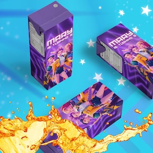 Peut inclure: Boîtes de jus violettes avec le texte "MARY IS TURNING 5" et une illustration d'un groupe de filles. Les boîtes sont sur un fond bleu avec des étoiles blanches et une éclaboussure de liquide orange.