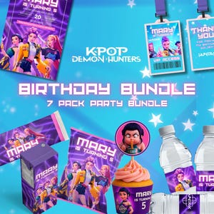Puede incluir: Un paquete de fiesta de cumpleaños con temática K-Pop. El paquete incluye invitaciones, etiquetas de acceso VIP, etiquetas para botellas de agua, envoltorios para cupcakes y bolsas para snacks. El texto en los artículos dice "Mary cumple 5 años". La combinación de colores es morado, amarillo y azul.