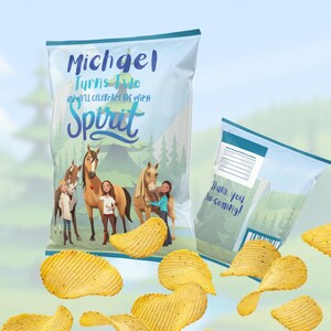 Pode incluir: Um saco de batatas fritas azul claro com o texto "Michael Turns Two" e "Spirit", com uma imagem de desenho animado de cavalos e pessoas. Várias batatas fritas amarelas e onduladas estão espalhadas ao redor do saco.