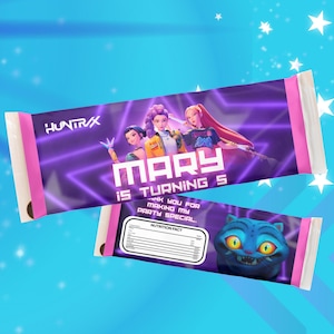 Puede incluir: Dos envoltorios de barra de caramelo con un diseño morado y rosa. El envoltorio superior presenta el texto "MARY IS TURNING 5" y un gráfico de tres mujeres animadas. El envoltorio inferior tiene un gráfico de gato de dibujos animados y una etiqueta de información nutricional.