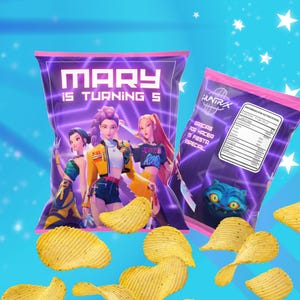 Puede incluir: Bolsas de patatas fritas moradas con el texto "MARY IS TURNING 5" y una imagen de dibujos animados de tres mujeres. Las bolsas están junto a patatas fritas onduladas. Una segunda bolsa tiene el texto "HUNTRAX" y "GRACIAS POR HACER MI FIESTA ESPECIAL."