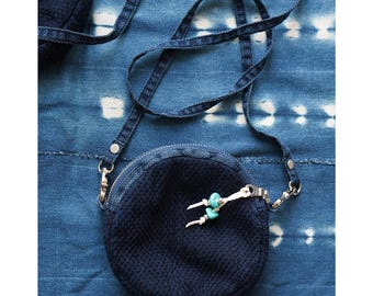 Indigo gefärbte Kendo-Stoff runde Umhängetasche Geldbörse mit Türkis Perlenanhänger, kleines Vintage-Stil handwerkliches japanisches Geschenk