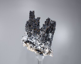Vanadinite on goethite fibres with calcite