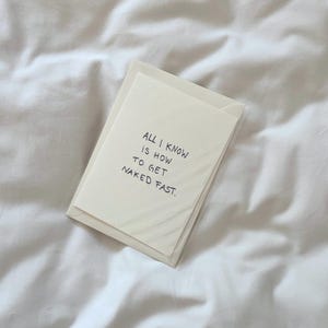 Ansichtkaart 'Ik weet alleen hoe ik snel naakt kan worden.' | Liefde | cadeau idee | handgemaakt | Valentijnsdag | gezegden | kaart | cadeaubon
