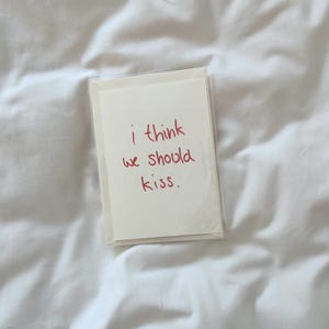 Postkarte 'i think we should kiss' | Geburtstagskarte | Valentine's Day | Geschenkidee | handgemacht | Geburtstag | Feiertag | Hochzeit