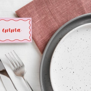 Plantilla de tarjeta de lugar ondulada rosa y roja: Tarjeta de nombre editable para cena (descarga digital)