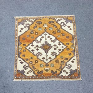 2 x 2 paillasson carré fait main, petit tapis turc, tapis d&#39;entrée, tapis de chambre à coucher, cadeau de pendaison de crémaillère, petit tapis de laine, tapis oriental naturel, 2 x 2 pi