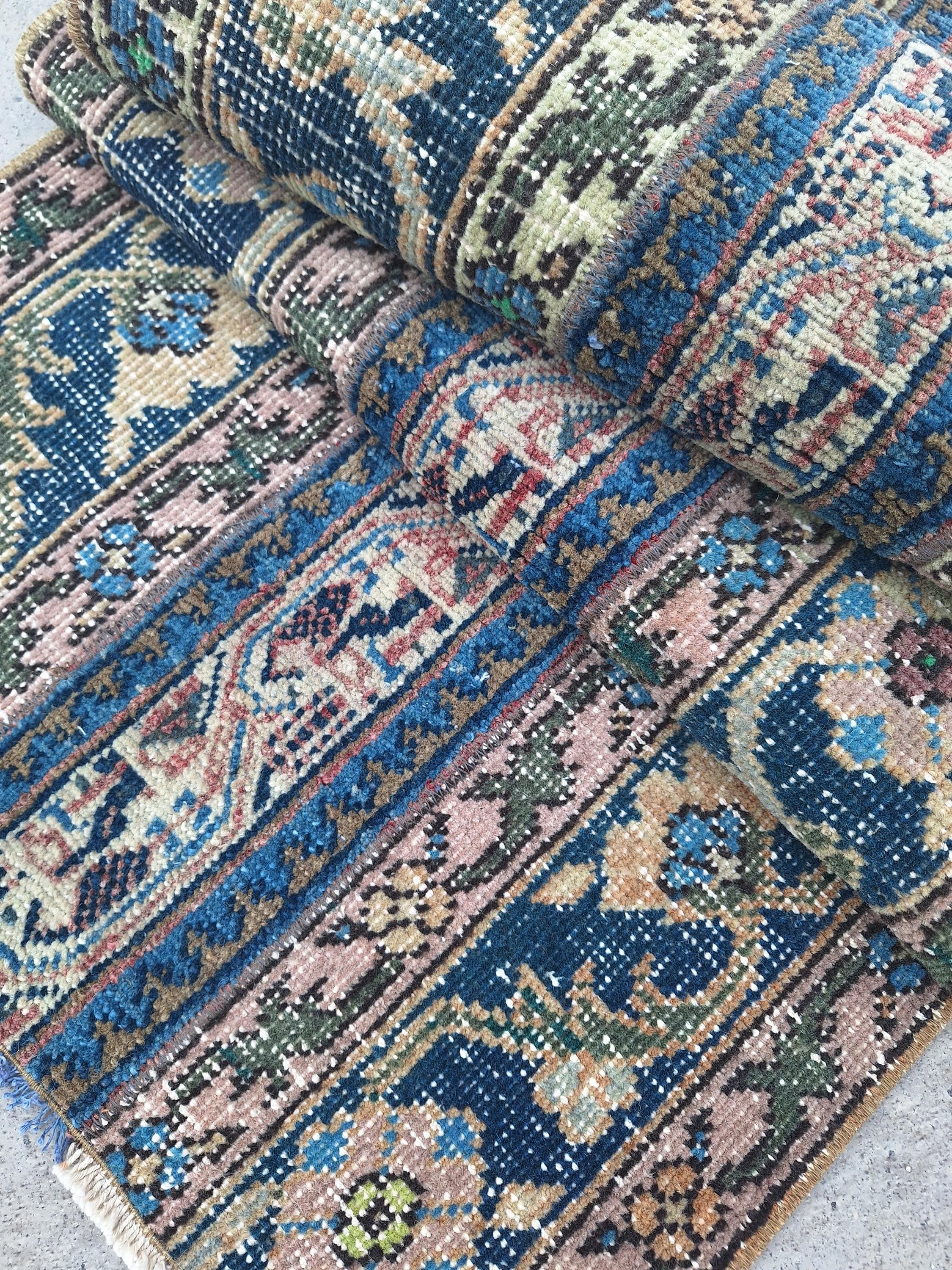 ハンドメイドヴィンテージウールランナーラグ、ブルーペルシャモチーフ