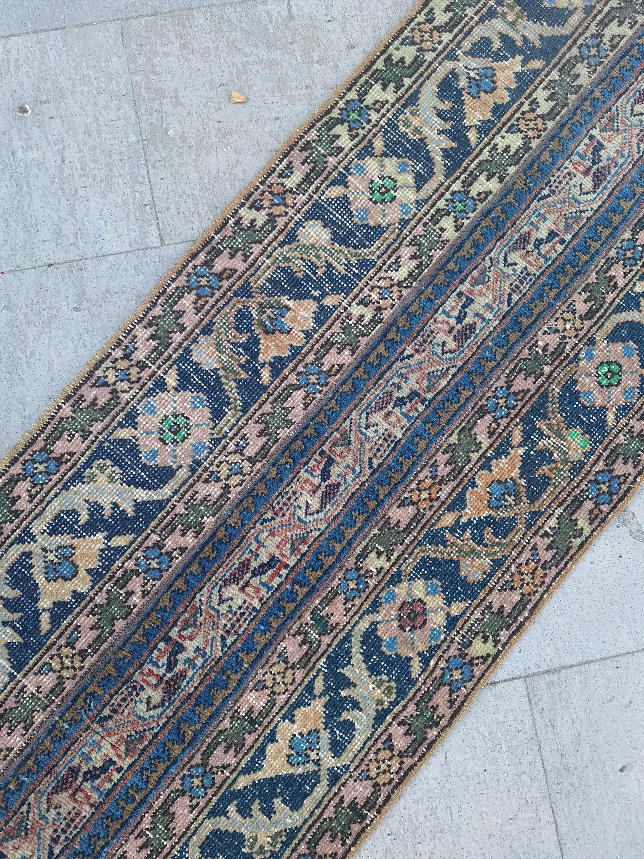 ハンドメイドヴィンテージウールランナーラグ、ブルーペルシャモチーフ