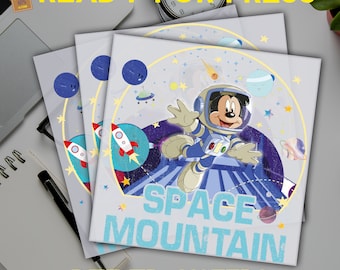 Könnte beinhalten: Drei Blätter Transferpapier mit einer farbenfrohen Illustration von Mickey Mouse als Astronaut im Weltraum. Das Bild zeigt Planeten, Sterne und eine Rakete. Der Text "Space Mountain" ist in blauen und gelben Buchstaben gedruckt. Der Text "DTG Transfers" ist in gelben Buchstaben am unteren Rand des Bildes gedruckt.