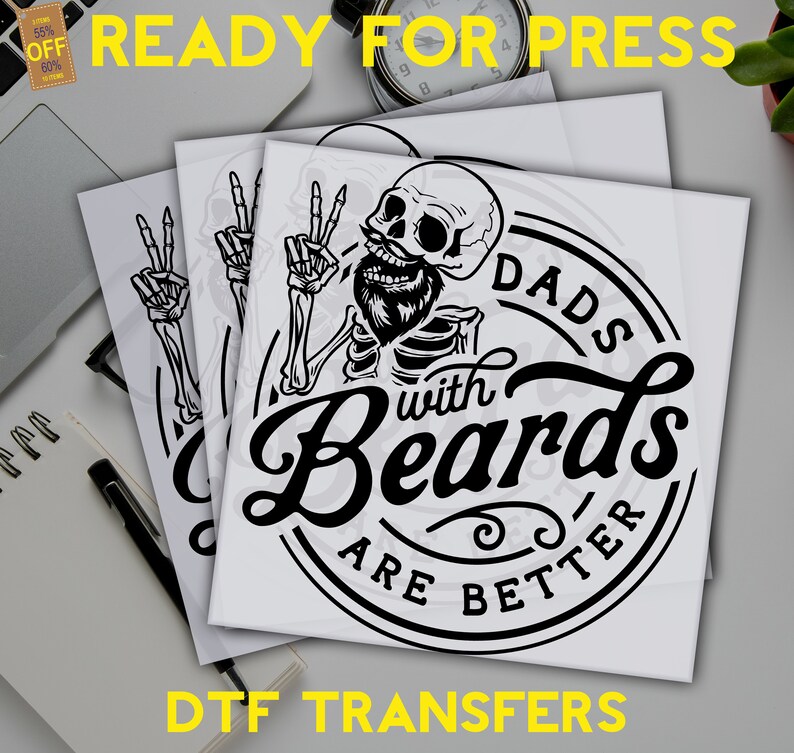 K&ouml;nnte beinhalten: Ein schwarz-wei&szlig;es Design eines Skeletts mit Bart und Peace-Zeichen, mit dem Text "Dads with Beards are Better" in einem Kreis darum herum. Das Design ist auf wei&szlig;em Hintergrund und bereit f&uuml;r den W&auml;rmetransfer auf ein T-Shirt oder einen anderen Stoff.