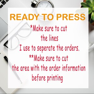 K&ouml;nnte beinhalten: Ein wei&szlig;es Blatt Papier mit rotem Text, der lautet: "READY TO PRESS *Achte darauf, die Linien zu schneiden, die ich verwende, um die Bestellungen zu trennen. **Achte darauf, den Bereich mit den Bestellinformationen vor dem Drucken zu schneiden"