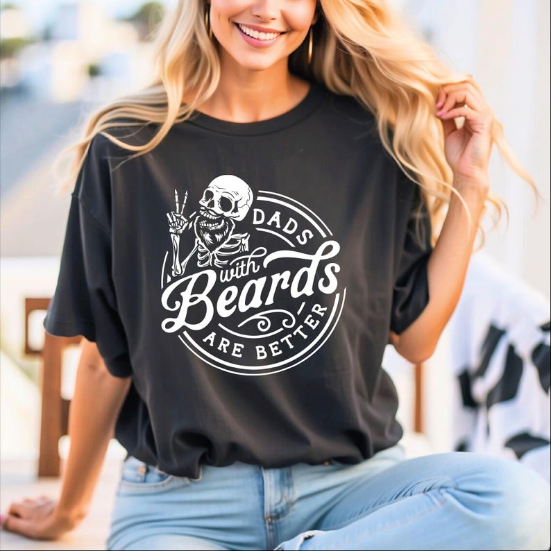 K&ouml;nnte beinhalten: Schwarzes T-Shirt mit einer wei&szlig;en Grafik eines Skeletts mit Bart und dem Text "Dads with Beards are Better".