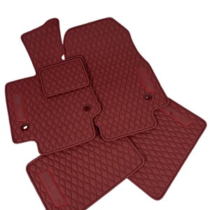 Pode incluir: Um conjunto de tapetes de chão para carro na cor bordô. Os tapetes são acolchoados com um design de losangos e acabamento vermelho. O conjunto inclui tapetes para os bancos dianteiros e traseiros, bem como um tapete pequeno para a consola central. Os tapetes são projetados para proteger o interior do carro.