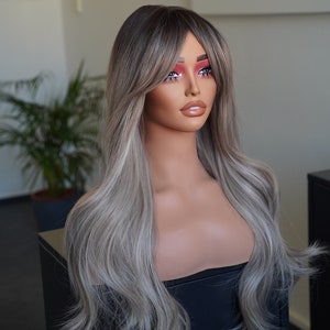 ロングウェーブアッシュブロンドウィッグ、前髪付き、ドラッグクイーンウィッグ