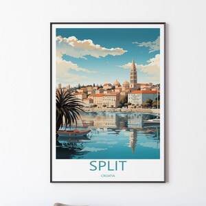 Könnte beinhalten: Ein Vintage-Reiseposter mit einer farbenfrohen Illustration der Stadt Split in Kroatien. Das Poster zeigt einen Blick auf die Uferpromenade mit einem hohen Glockenturm und einer Palme im Vordergrund. Der Text "SPLIT CROATIA" ist am unteren Rand des Posters gedruckt.