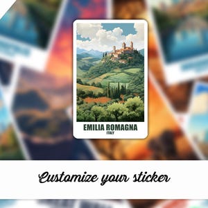 Könnte beinhalten: Eine Postkarte im Vintage-Stil mit einer malerischen Ansicht einer kleinen Stadt, die sich an einem Hang in der Emilia-Romagna, Italien, befindet. Die Postkarte zeigt einen blauen Himmel mit weißen Wolken und eine grüne Landschaft mit Bäumen und Gebäuden. Der Text auf der Postkarte lautet "Emilia Romagna, Italien".
